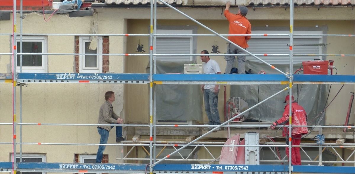 A lakásfelújítás állványon történik