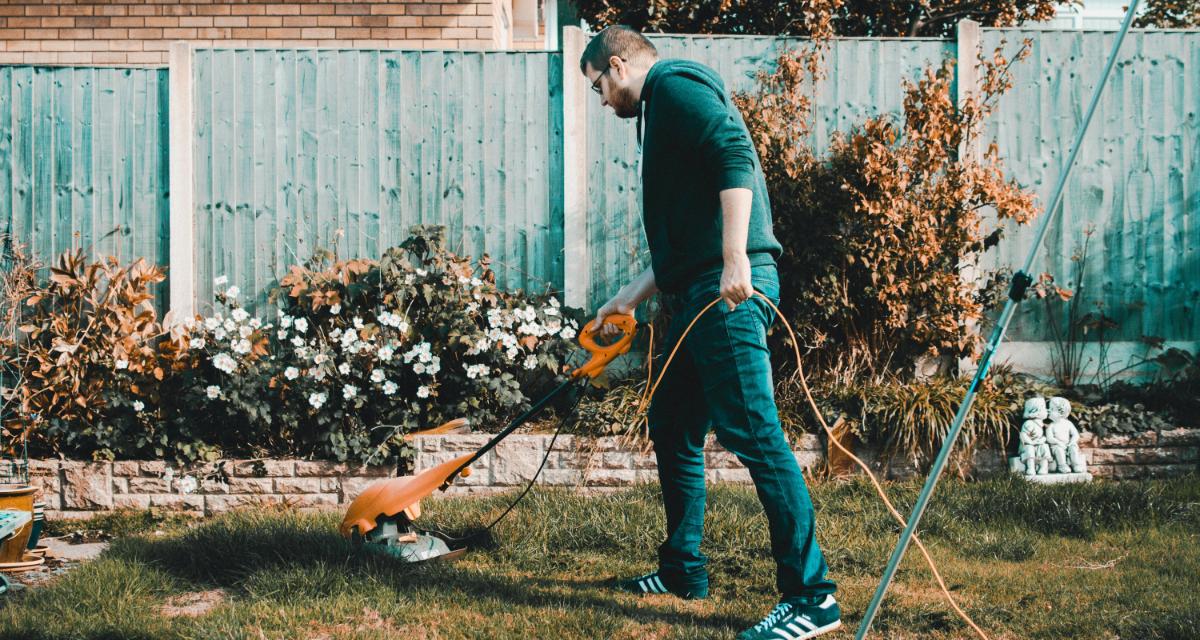 Ember Nyírási Munka Közben
