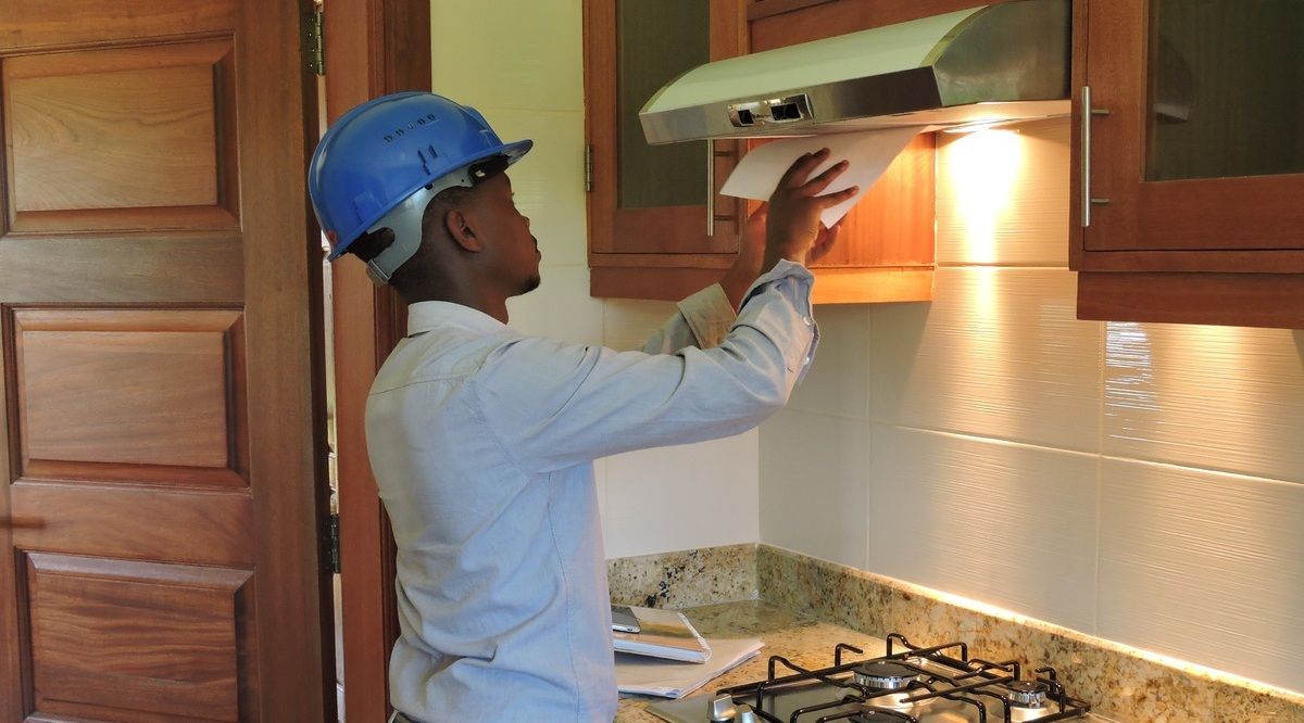 Épületgépész épp szerel