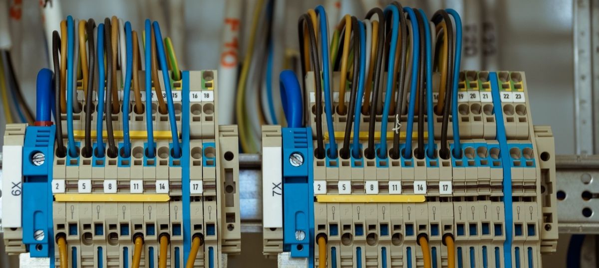 A villanyszerelő munka közben