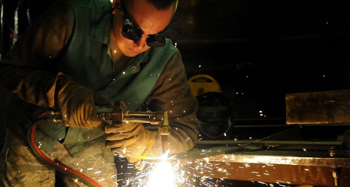 Hegesztő munkája közben