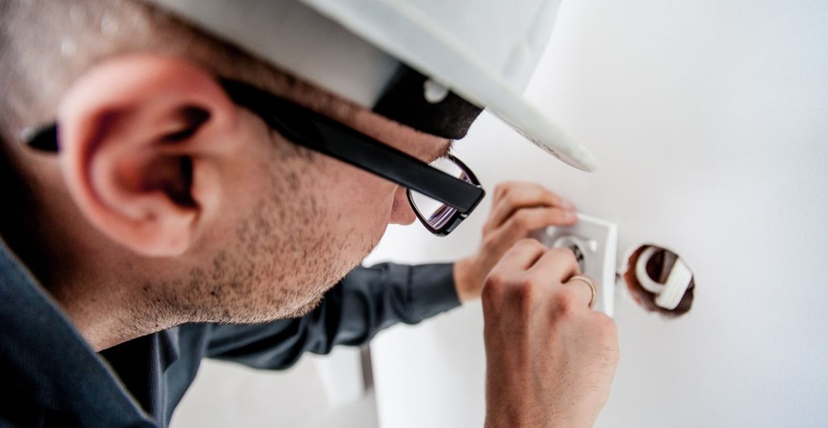 Villanyszerelő munkája közben